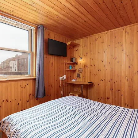 Capsule Rooms, Free Private Parking * 惠特比
