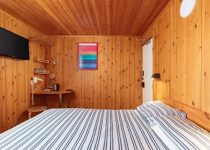 Capsule Rooms, Free Private Parking Whitby